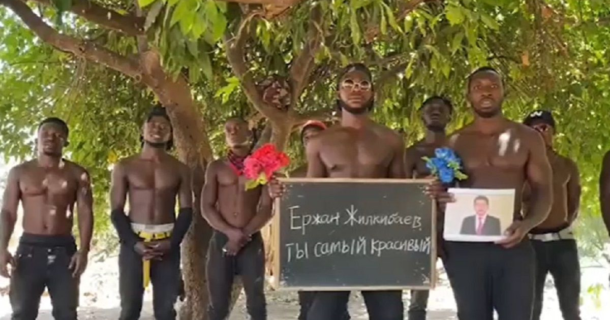 Африкалық жігіттер Тараз қаласының әкімін «ең әдемі» деп атап, оған би билеп берді (видео)