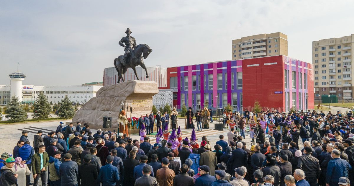 Талдықорғанда Жолбарыс биге еңселі ешкерткіш орнатылды