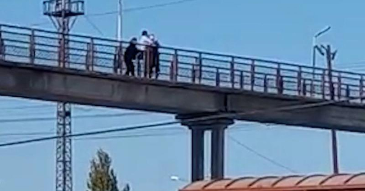 Жанында сіңлісі жылап тұрды: Түркістанда көпірден секірмек болған әйел құтқарылды