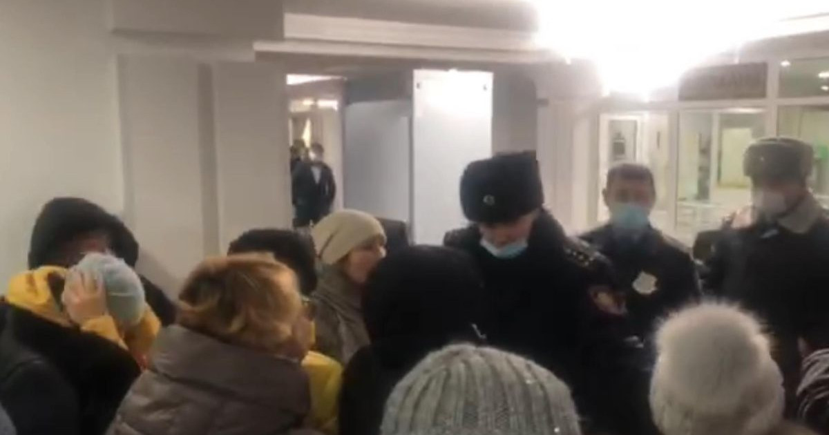 Көп балалы аналар министрлікке барып Алексей Цойдың отставкаға кетуін талап етті