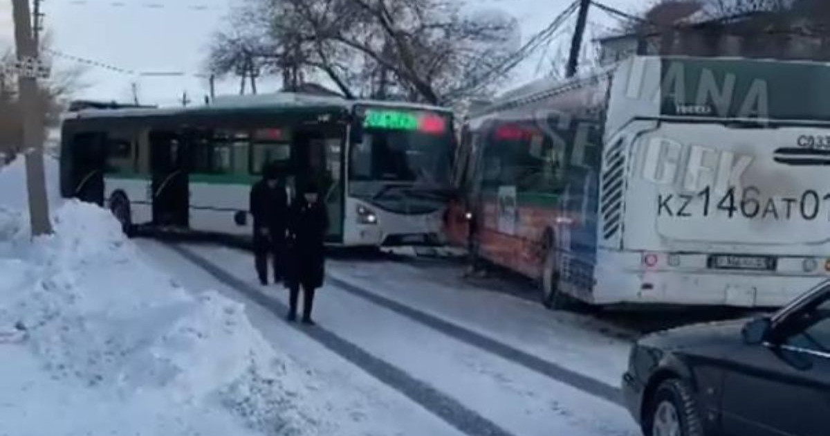 Зардап шеккендер бар: Елордада екі автобус соқтығысты
