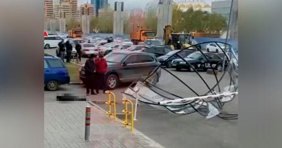 Нұр-Сұлтанда басына металл конструкция құлаған әйел әлі ауыр халде жатыр