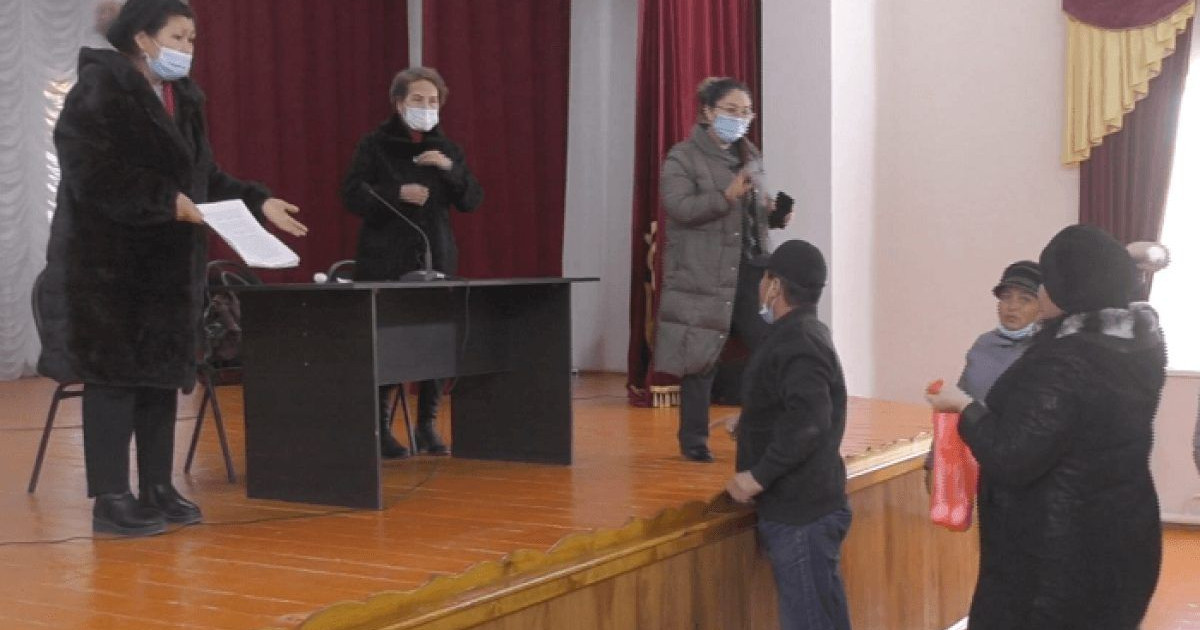 Қызылорда облысында балаларын вакциналауға қарсы ата-аналар басқарма қызметкерлеріне жұмыртқа лақтырды