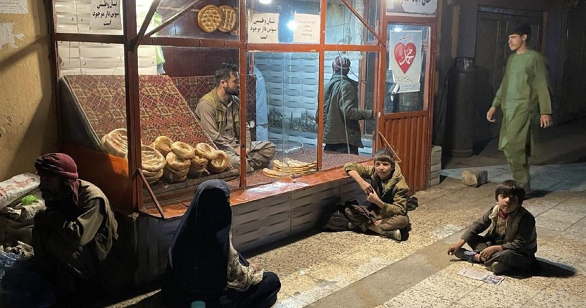Бір үзім нан алу үшін сағаттап күтетін ауғанстандықтардың жағдайы кедейшілік шегінен төмен