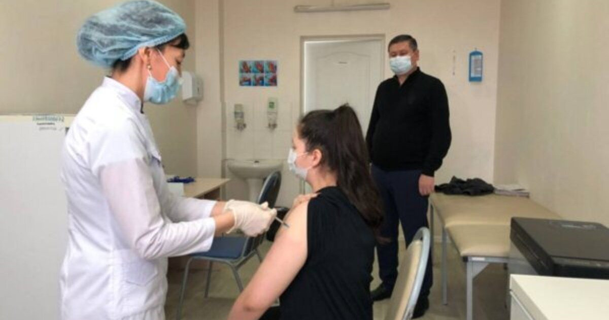 Аудан әкімі қызын вакцина салдыруға өзі алып барды