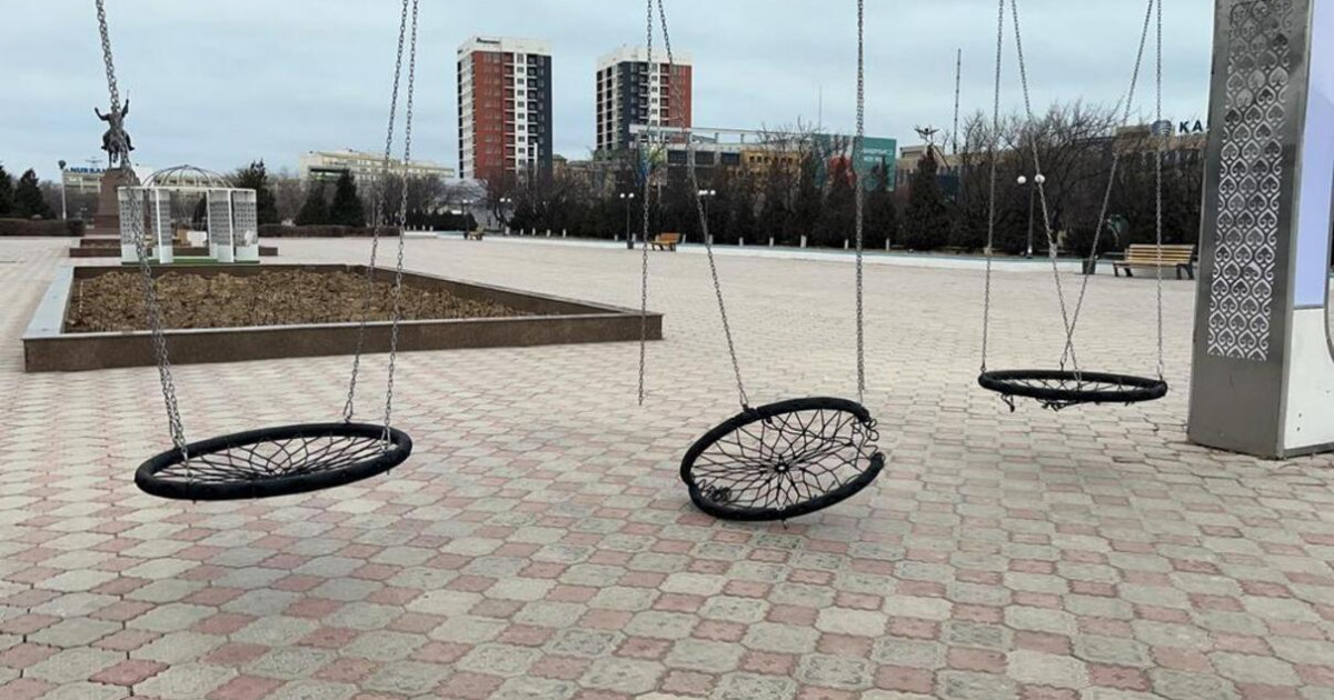 Ақтауда 2,5 миллионға салынған әткеншектер сынып қалды
