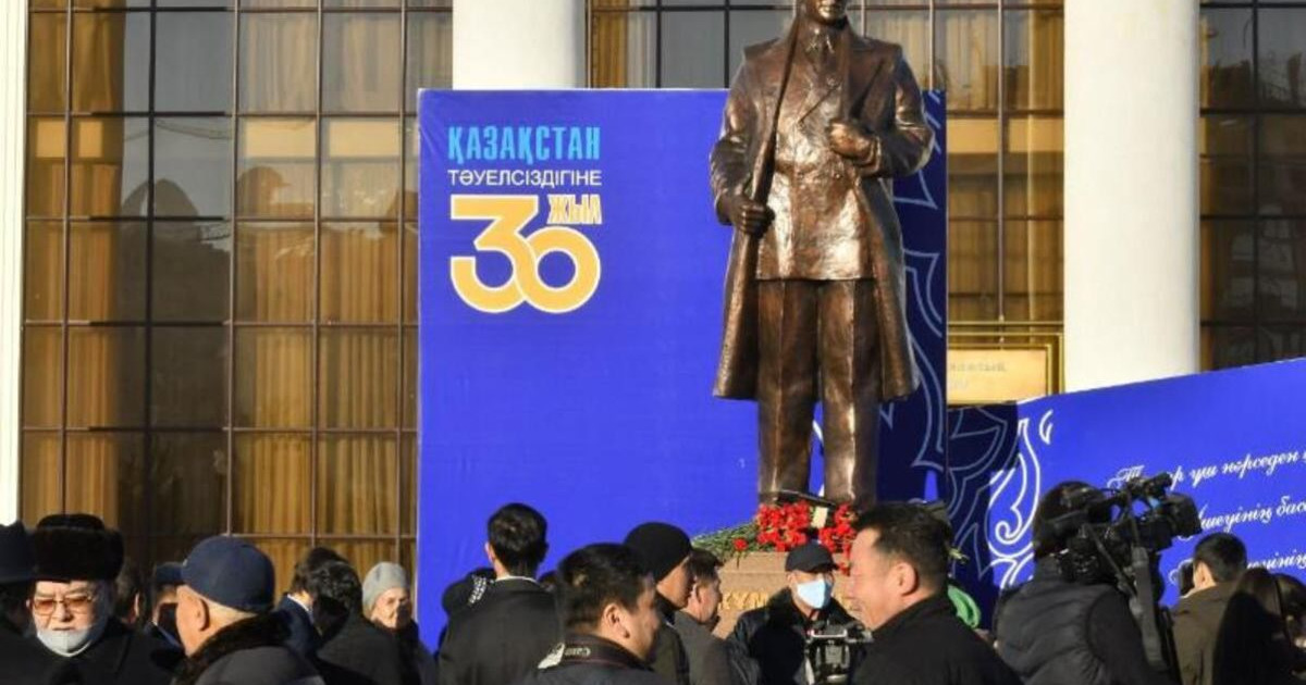 Жұмат Шанинге ескерткіш қойылды