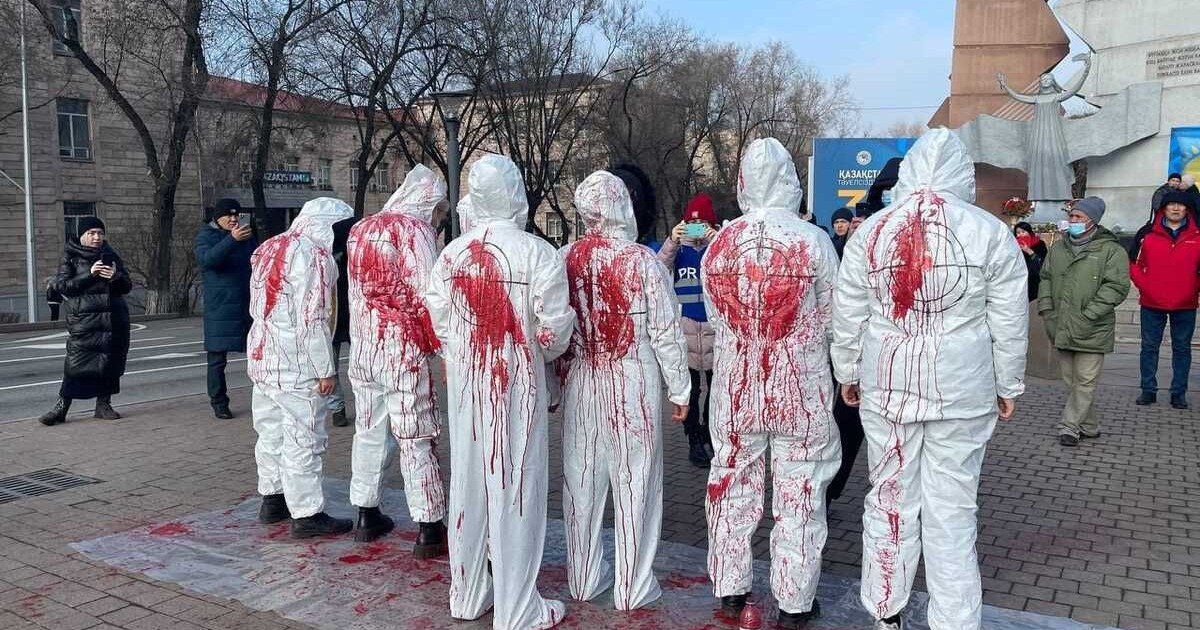 Көшеде қан-жоса болып жүрген белсенділер ұсталды