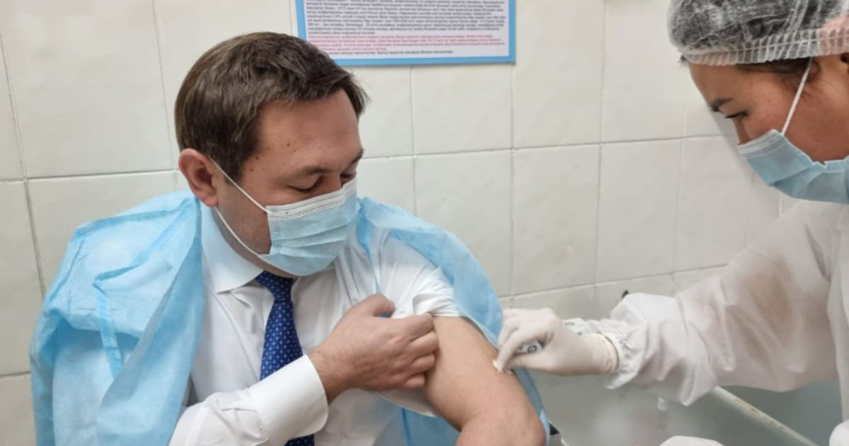 Әйтенов QazVac-пен ревакцинация алғанын «сүйіншіледі»