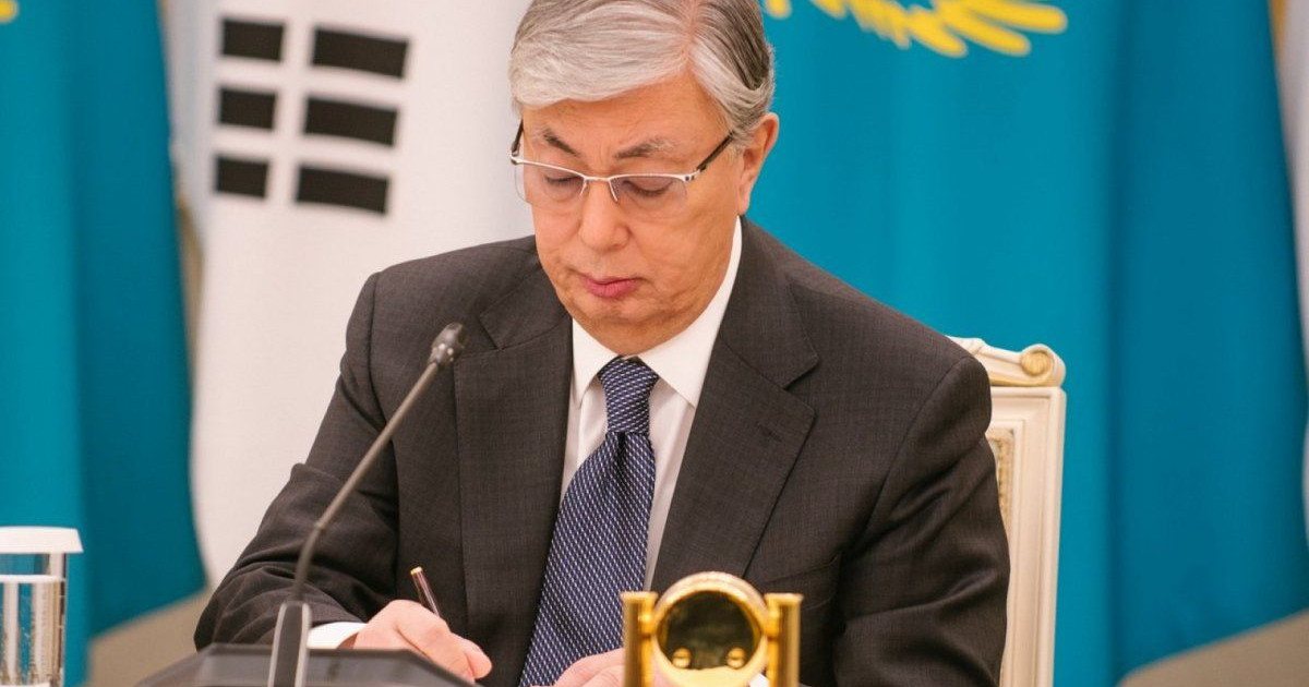 Мобильді аударымдарды реттеу: Тоқаев заңға қол қойды