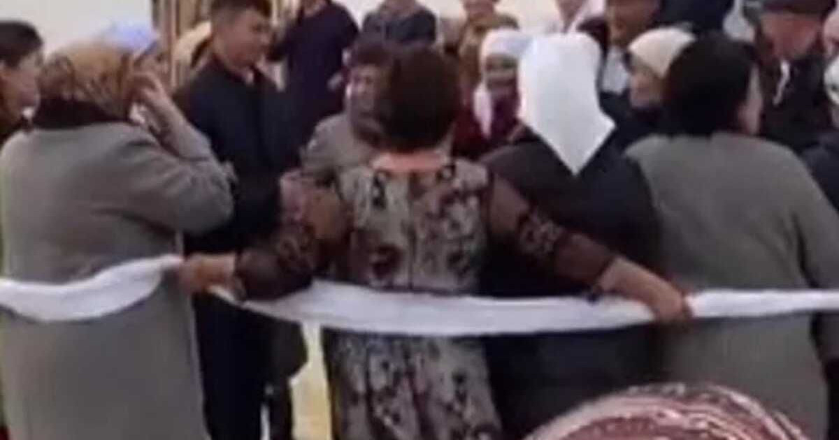 Құдалардың ақ матаны айналдыра орап билеуі қайдан шыққан дәстүр? (ВИДЕО)