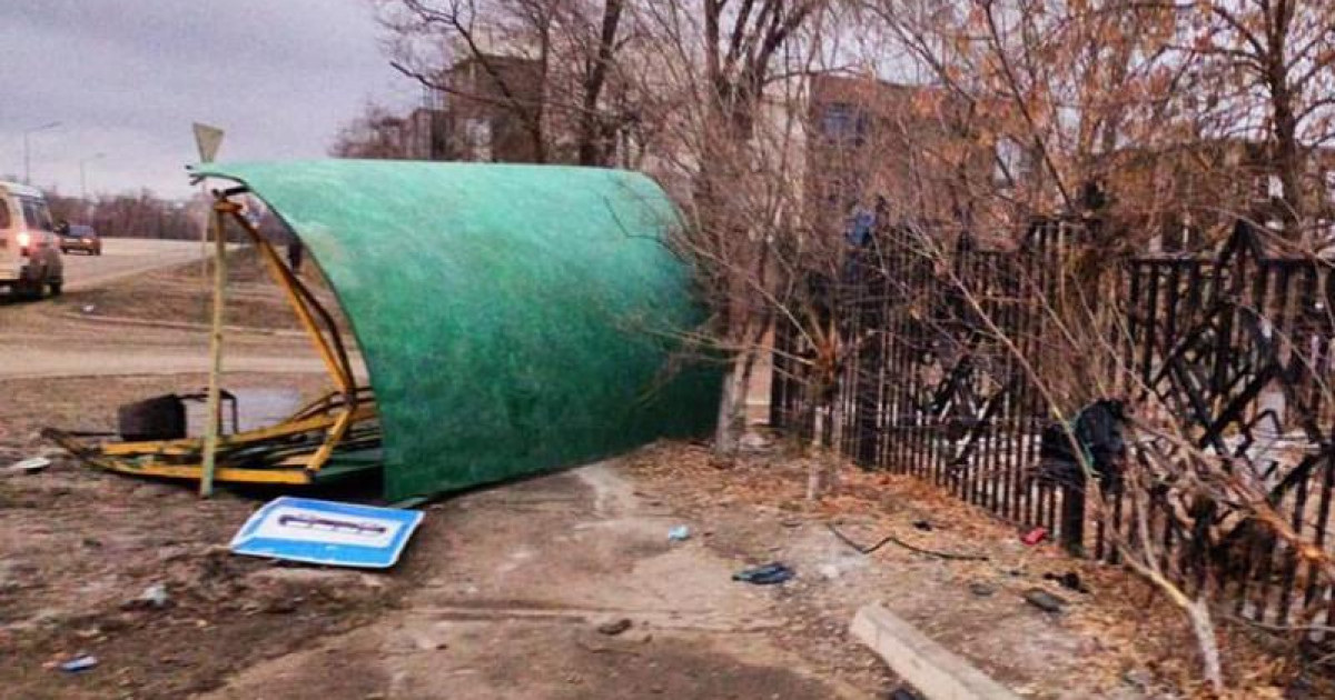 Өзі ауруханаға түсті: Ақтөбеде 25 жастағы қыз аялдаманы қиратып кетті