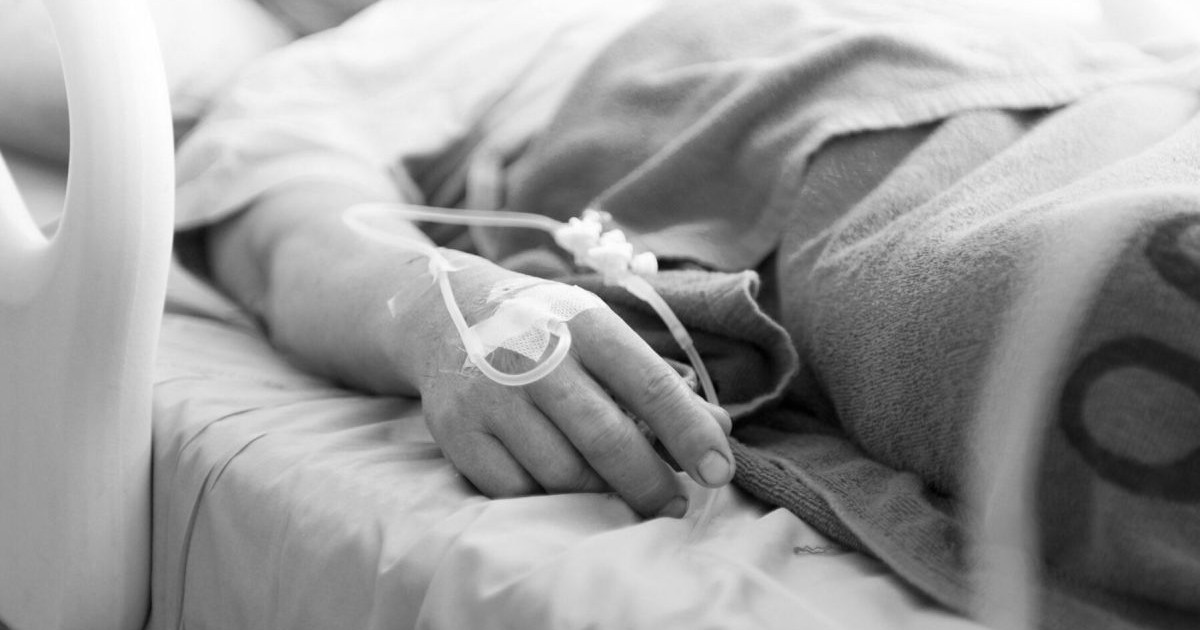 Елордада үстіне металл конструкция құлаған әйел қайтыс болды
