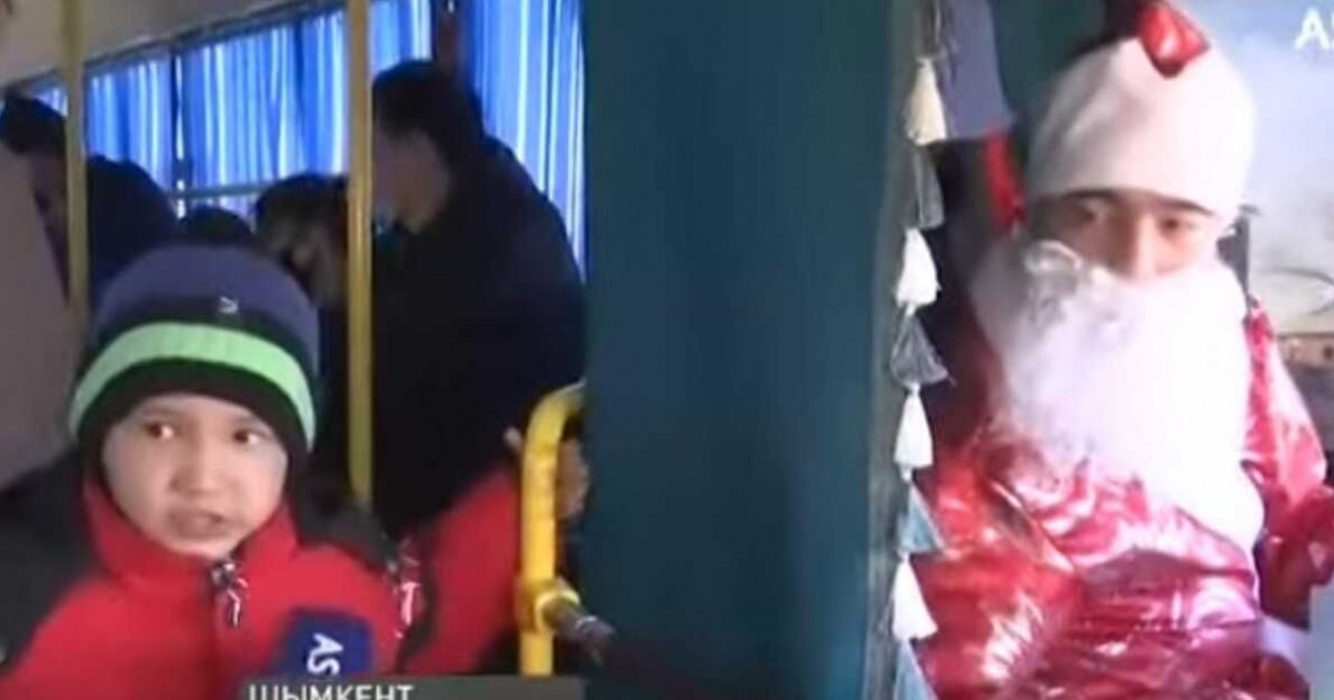 Аяз ата болып киінген автобус жүргізушілері көпшілікті қуантуда (ВИДЕО)