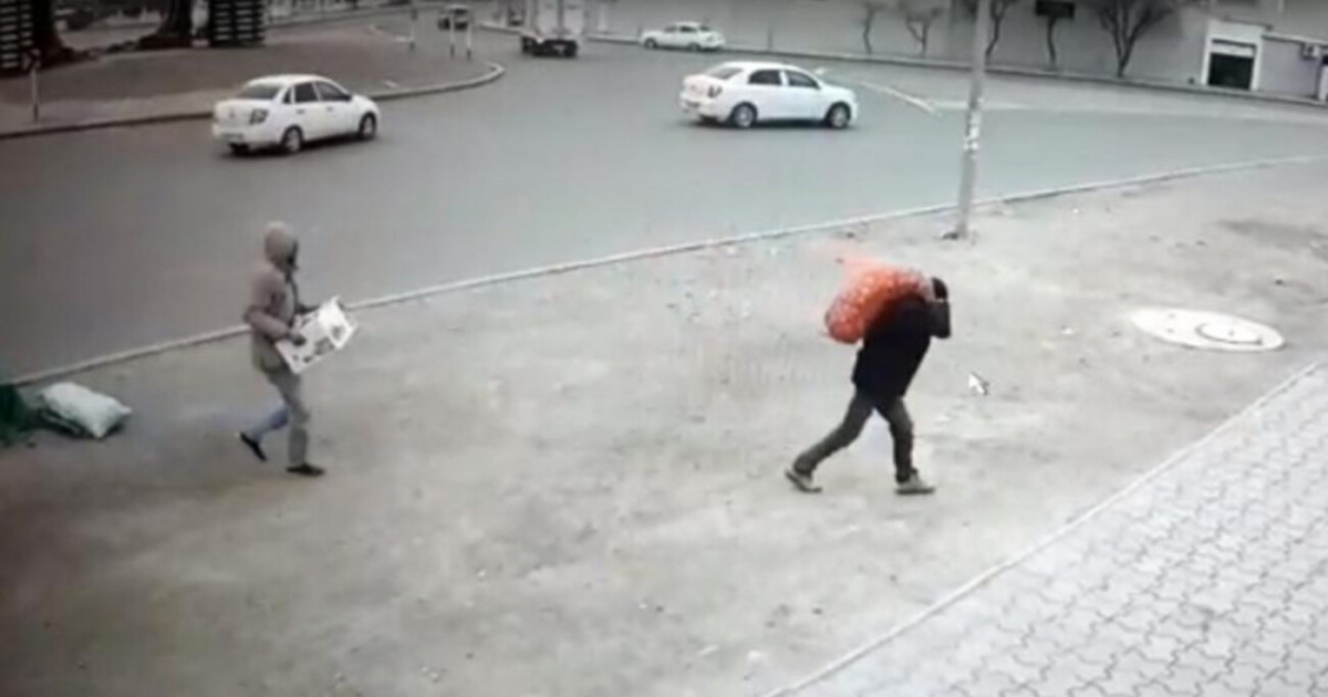 Ақтауда базардан азық-түлік ұрлағандар видеоға түсіп қалды