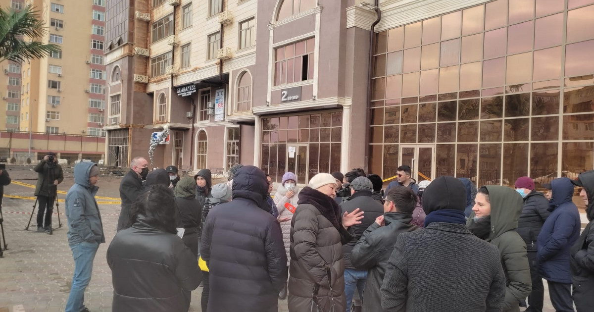 Ақтауда шатыры өртенген көпқабатты үйдің тұрғындары наразылыққа шықты