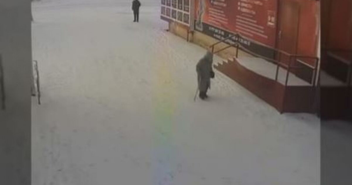 «Келіңіз, көмектесейін»: Петропавлда ер адам зейнеткерді тонады