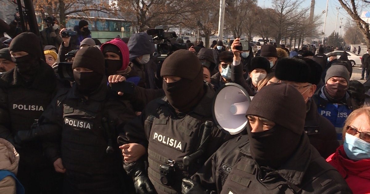 Полицейлер көшеге шыққанның бәріне күш қолданып жатыр ма?