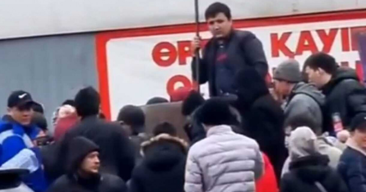 Алматыда бүлікшілер ЖҚС-тен бензинді шелектеп тасыған (ВИДЕО)