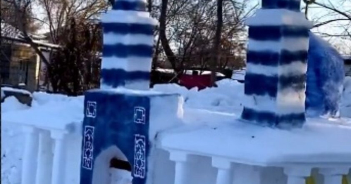 Ауыл тұрғыны қардан 3 метрлік мешіт тұрғызды (ВИДЕО)