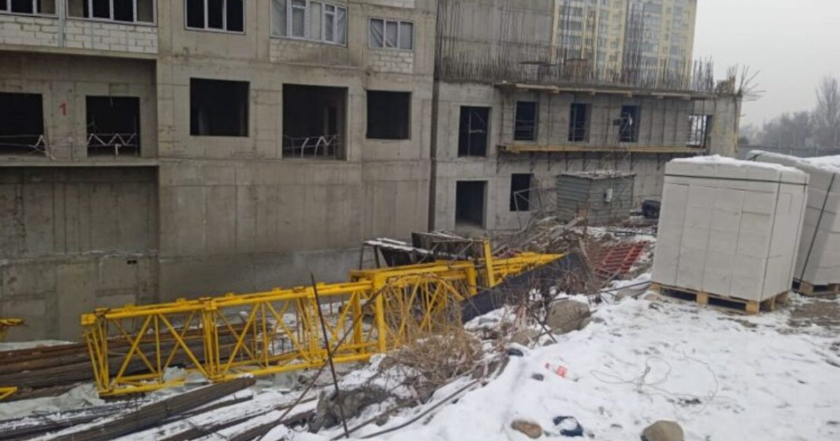 Алматыда құрылыс краны құлап, бір адам көз жұмды