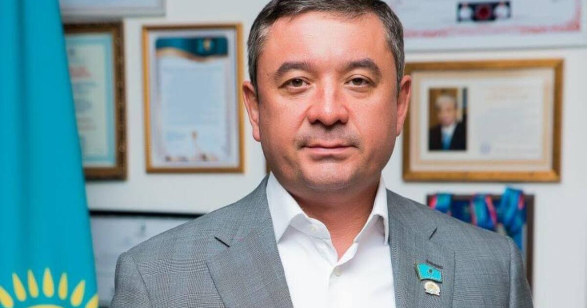 «Идите, в ж...»: көпбалалы аналардан қарғыс естіген депутат мәлімдеме жасады (ВИДЕО)