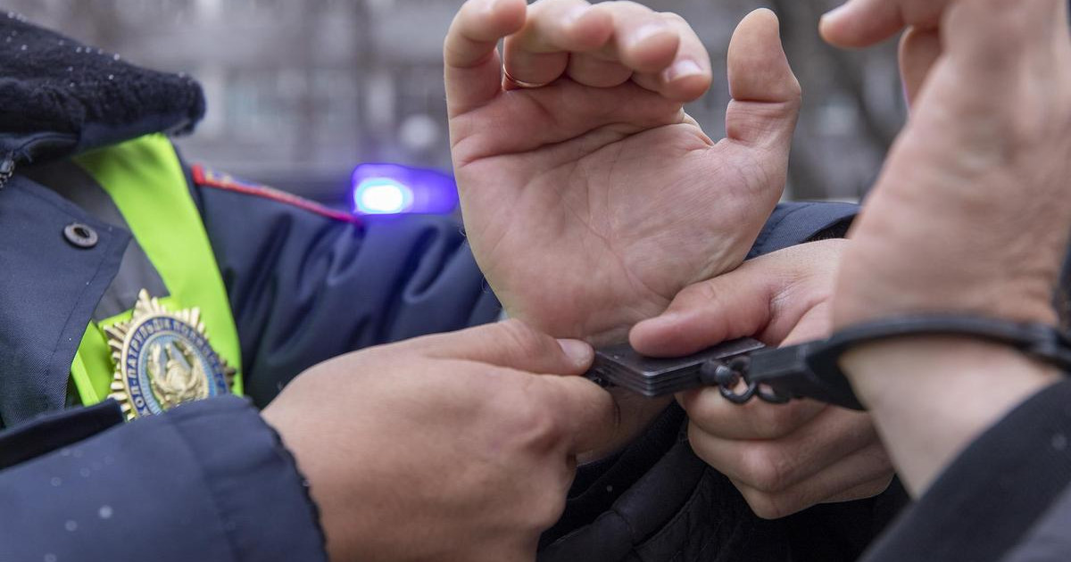 Полицейлер келіншегін перзентханаға апара жатқан студентті де ұстап әкеткен