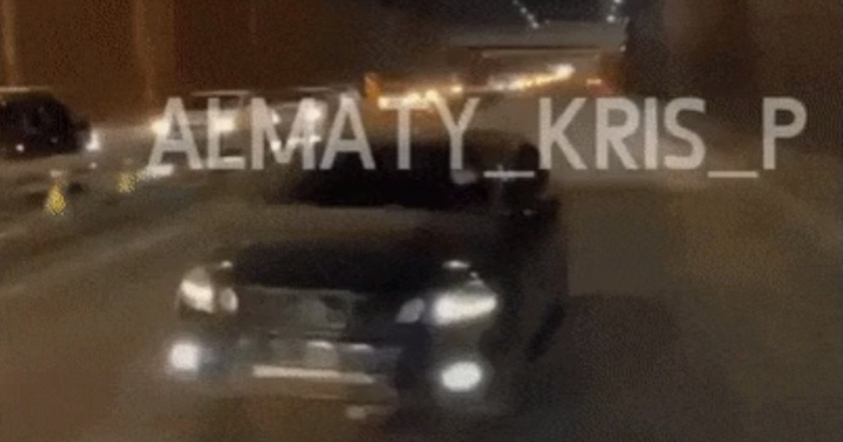 Алматыда нөмірі жоқ автокөлік жол бойында артымен жүрген (ВИДЕО)