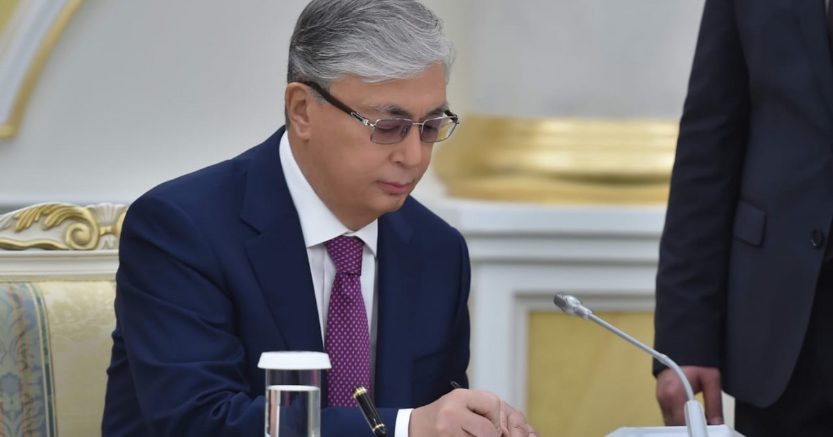 Президент Елбасының өкілеттіктерін тоқтату туралы заңдарға қол қойды