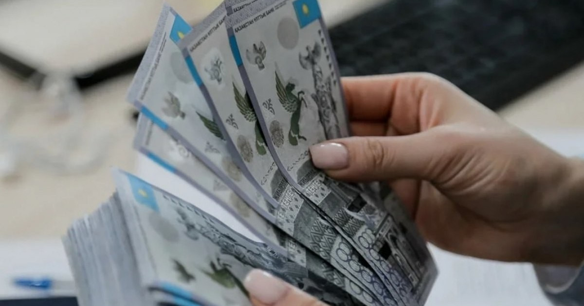 Қостанайлық шенеунік қызметкерлеріне аударған заңсыз сыйақының жартысын өзі алған