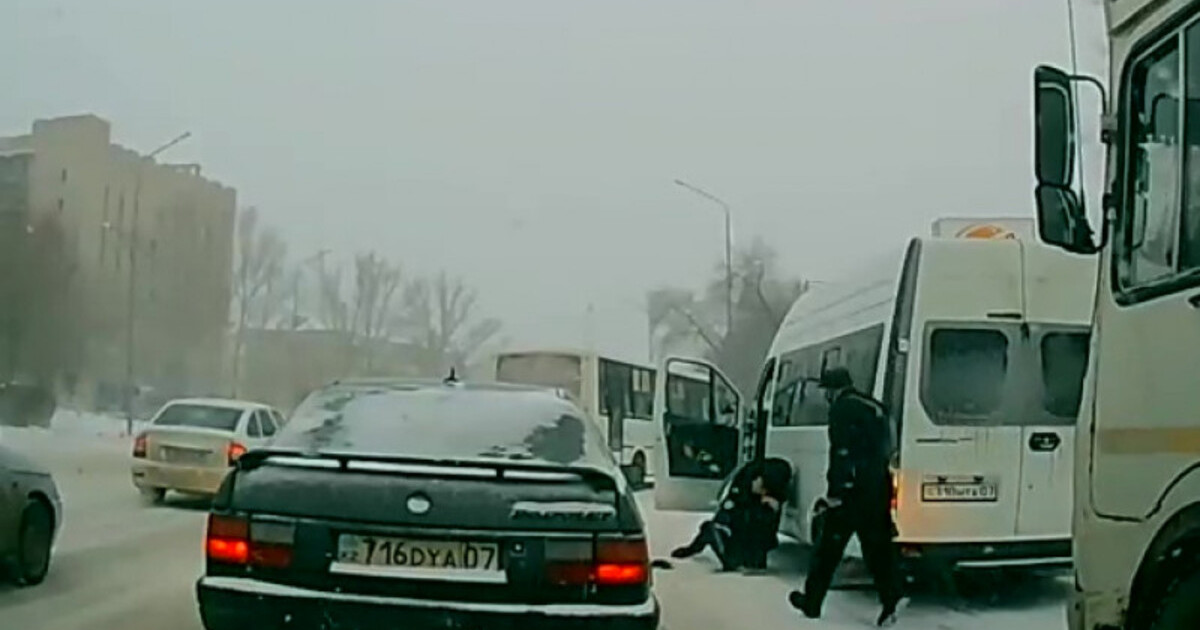 Оралда автобус жүргізушілері төбелесті (ВИДЕО)