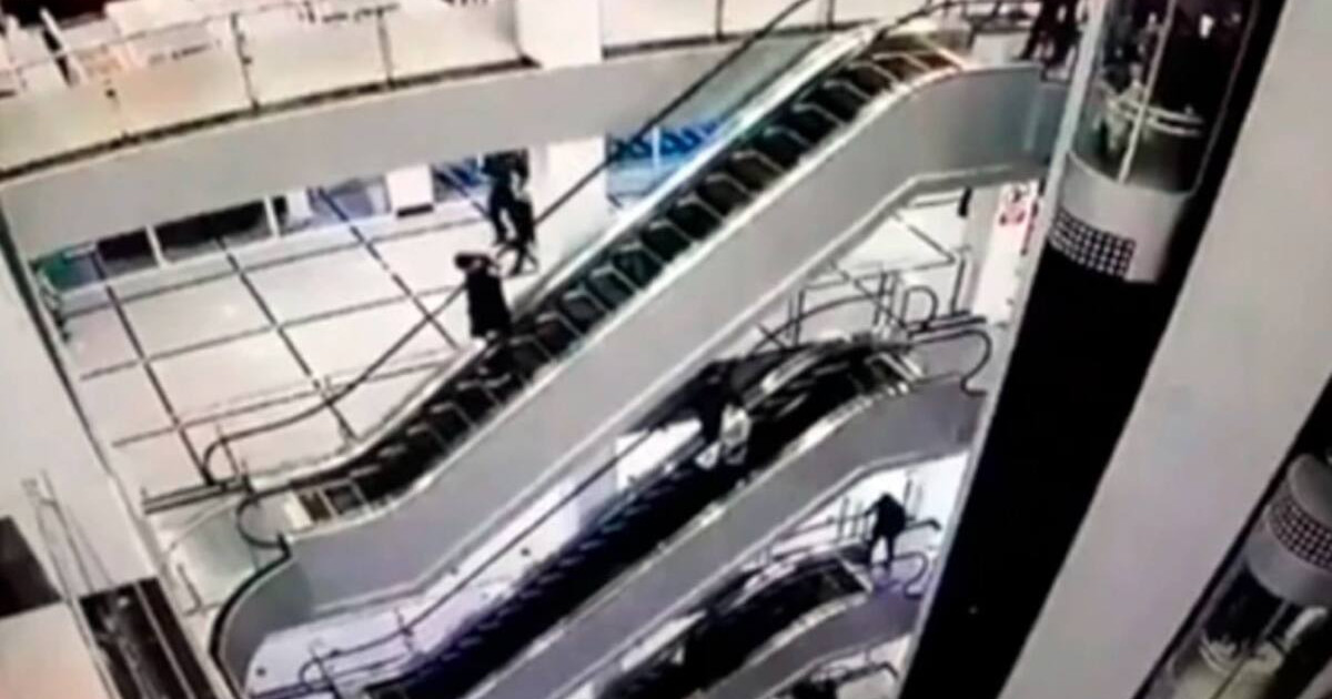 Атасы мен немересі сауда орталығындағы эскалатордан құлап қаза тапты (ВИДЕО)