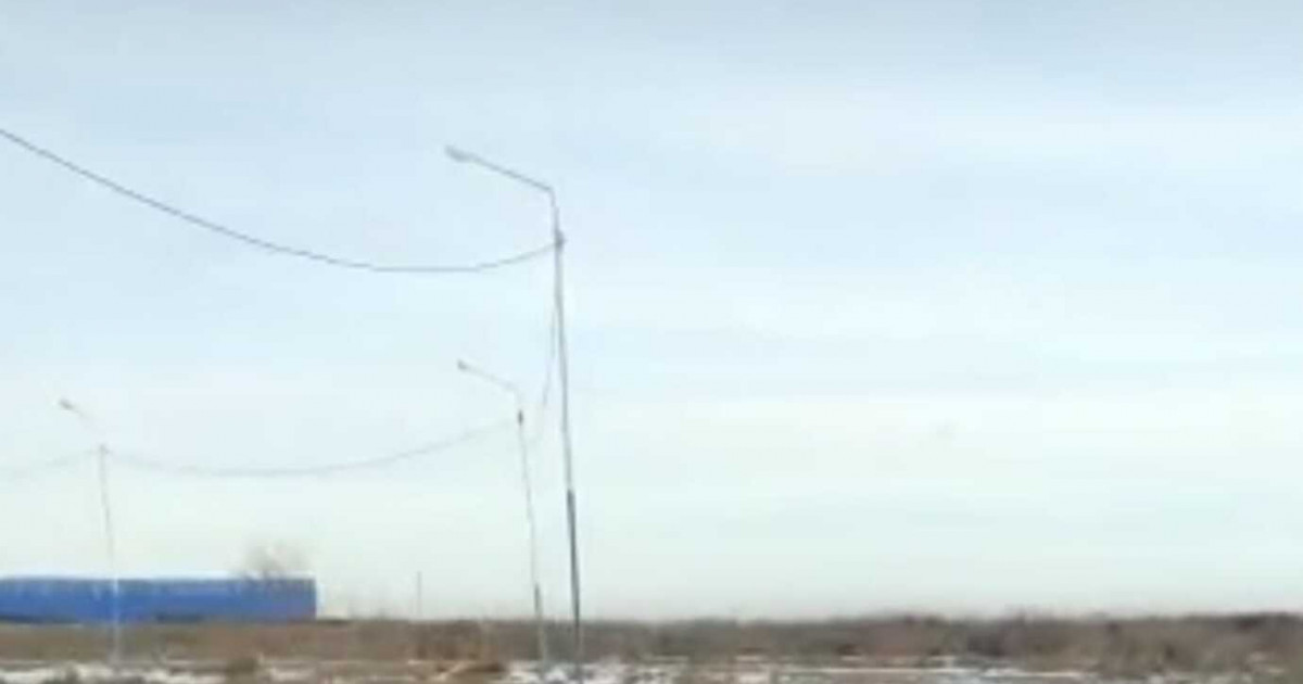 «Сапасыз жолдан ұялып...»: жол бағандарының шамдары теріс қарап тұр (ВИДЕО)