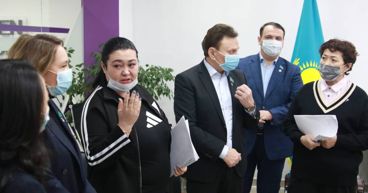 Мүгедектігі бар балалардың аналары депутаттарға денсаулық сақтау жүйесіне сенбейтіндерін жеткізді