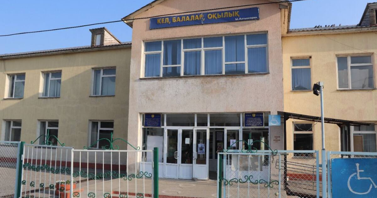 Қабырғасы жарылып, шатыры тесілген мектепте 500 оқушы білім алып жүр
