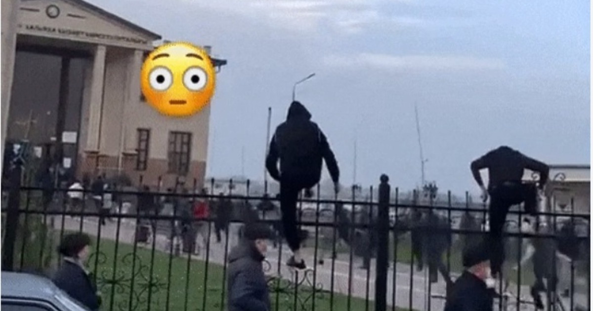 Шымкент ХҚКО-дағы дүрбелең жұртшылықтың жағасын ұстатты (ВИДЕО)