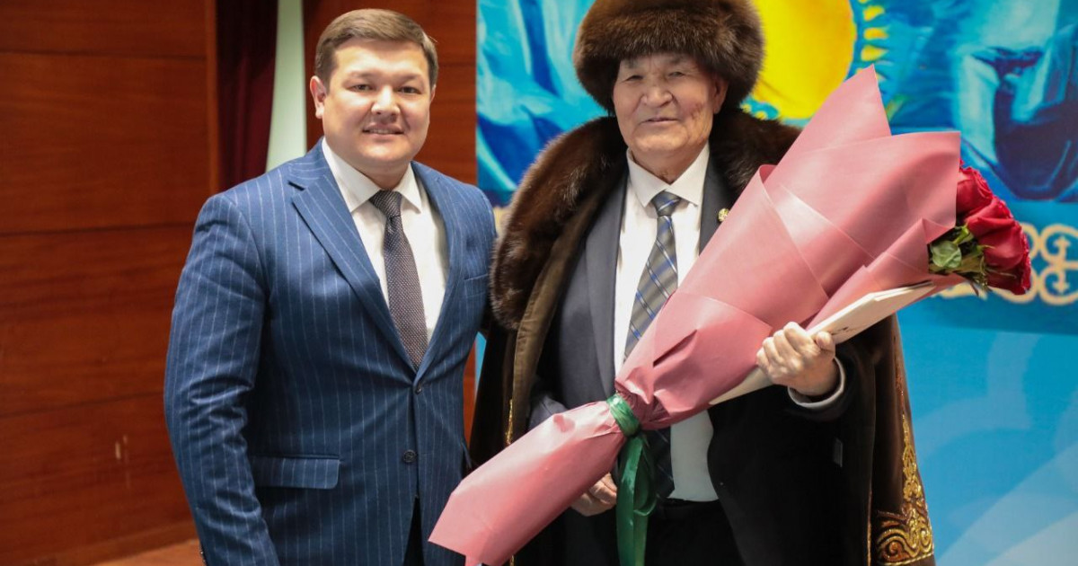 Асхат Оралов сәулетші Жандарбек Мәлібекұлын 80 жас мерейтойымен құттықтады