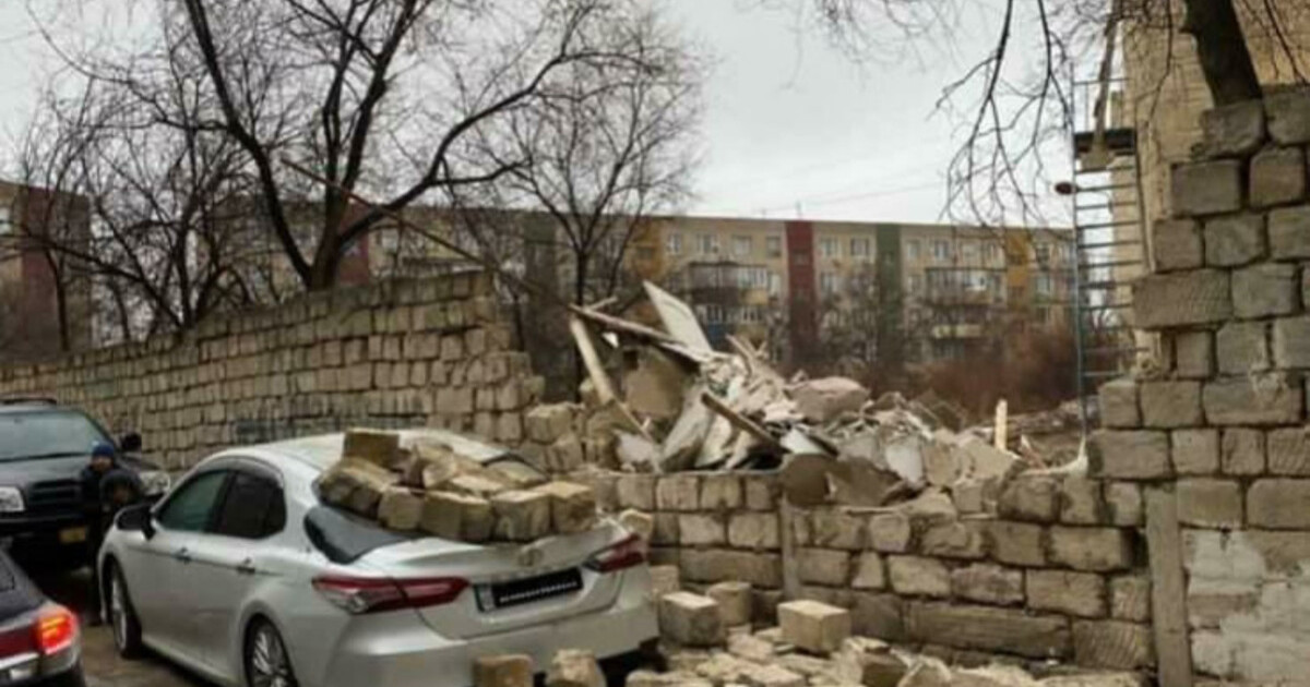Ақтауда қатты желден көпқабатты үйдің қасбеті құлап, көліктер қирады