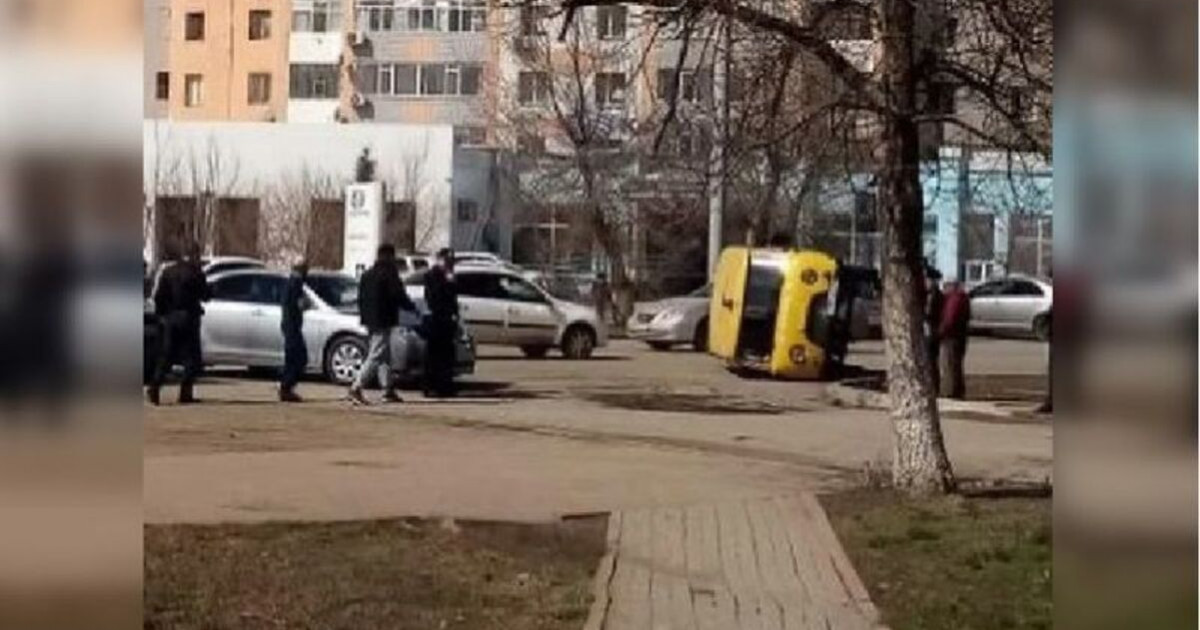 Ақтөбеде жедел жәрдем көлігі аударылып қалды