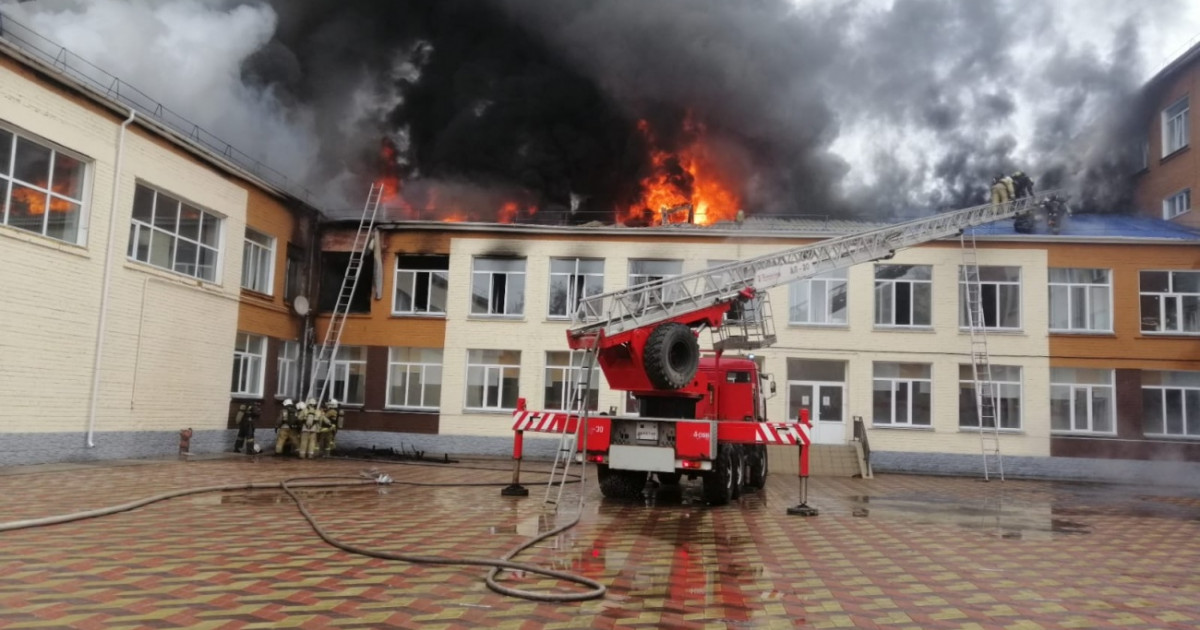 Павлодарда мектептен өрт шықты: 551 бала эвакуацияланды (ВИДЕО)
