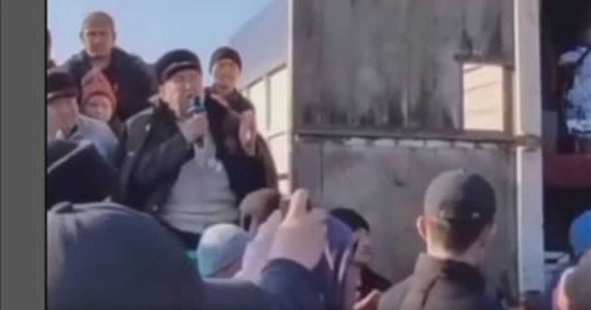 «Көтенбас келін, далб... бала»: ақсақалдың батасы қызу талқыланып жатыр (ВИДЕО)