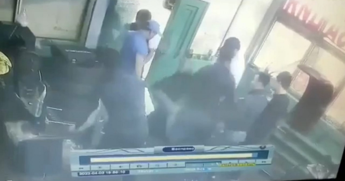 Алматыда бір топ адам екі жігітті аяусыз соққыға жықты (ВИДЕО)