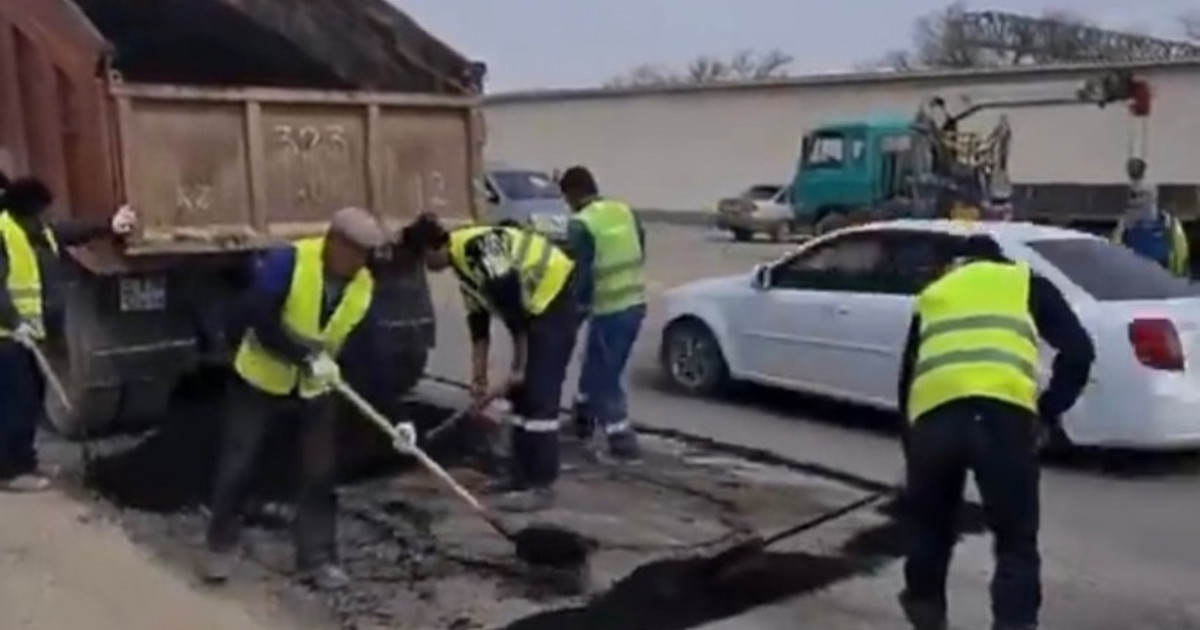 «Үкіметтен қайыр жоқ»: Мұнайлы тұрғындары жолдарын өздері жөндеп алды (ВИДЕО)