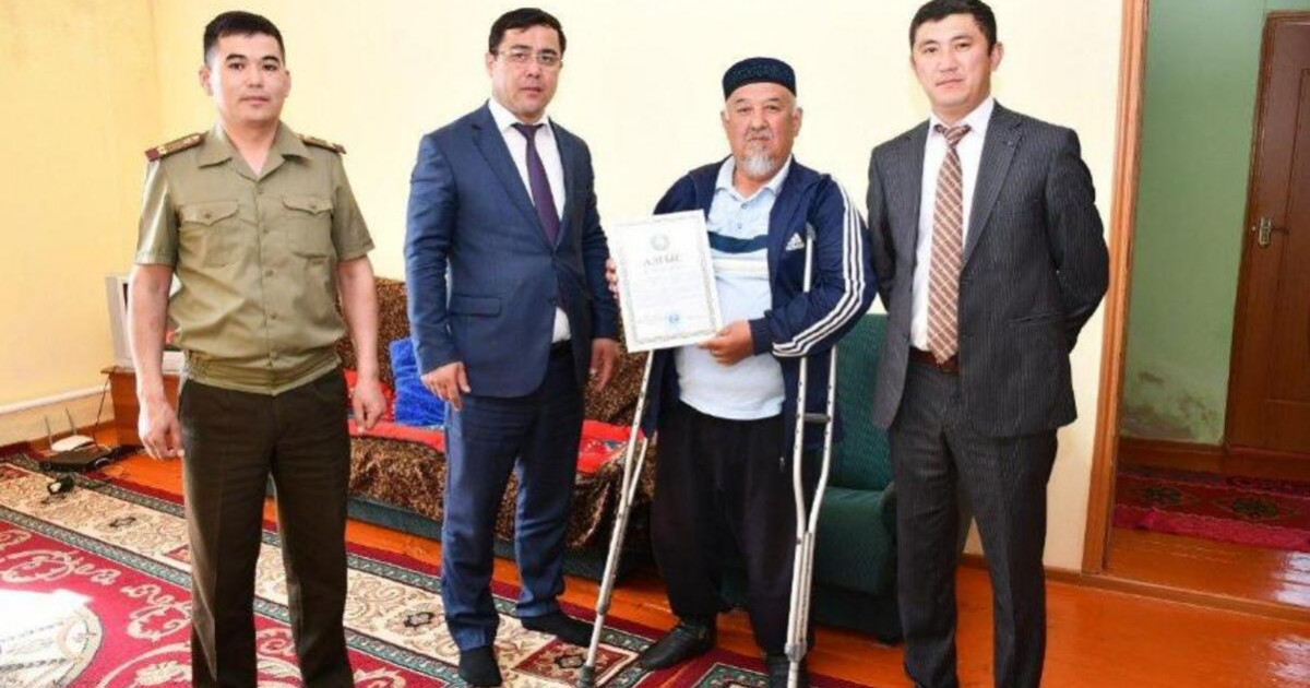 3 жасар баланы құтқарған жігіттің ата-анасына құрмет көрсетілді