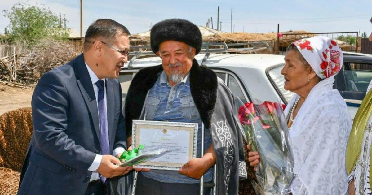 Қызылордалық кәсіпкер Сәбит Шонтақбаевтың ата-анасына 1 млн теңге сыйлады