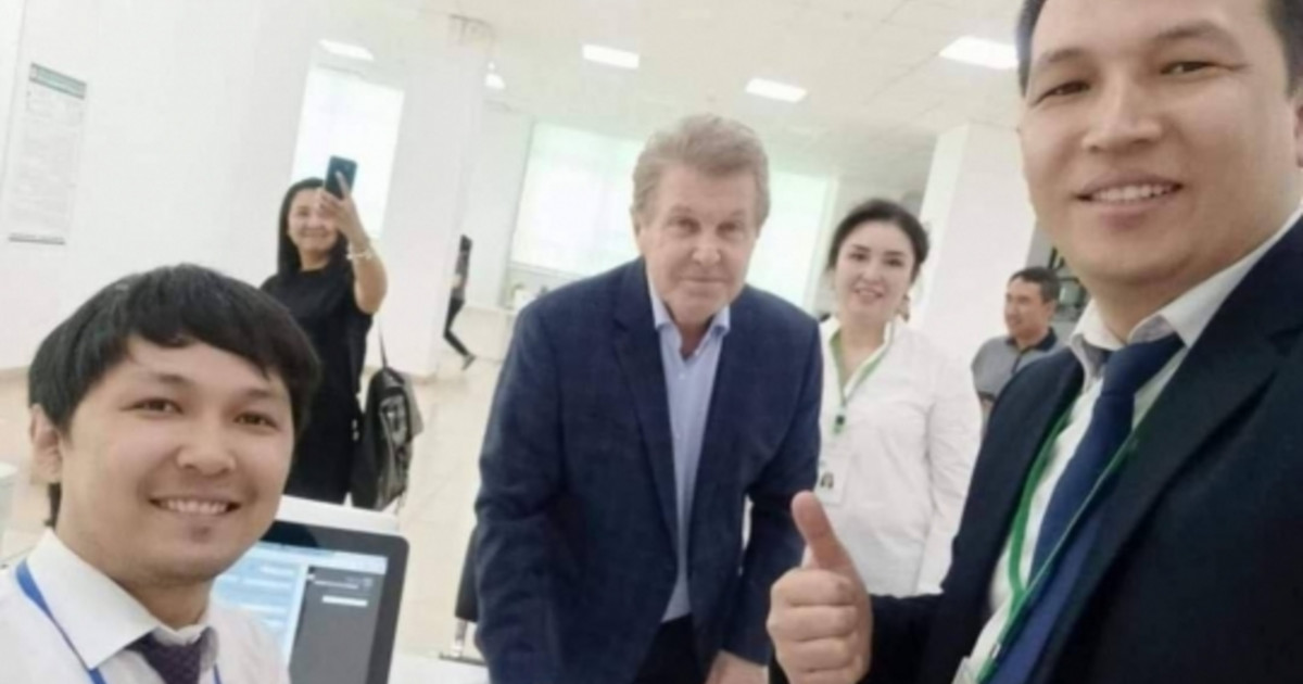 Ресейлік танымал әнші Алматы ХҚКО-да ЖСН нөмірін алды