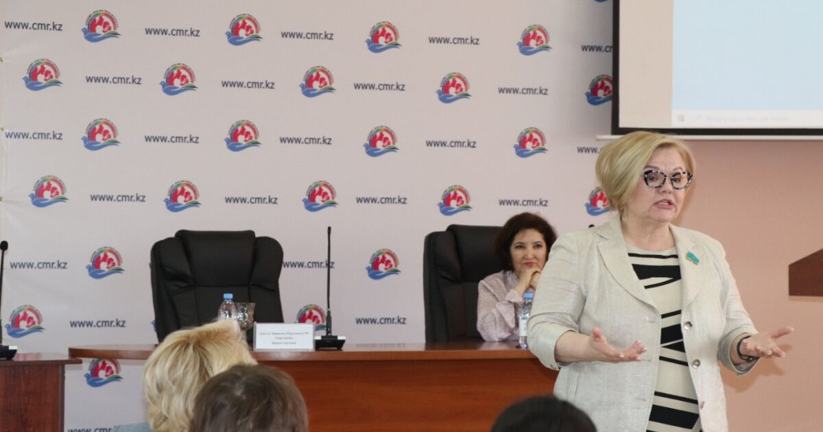 Мәжіліс депутаттары ШҚО-дағы дәрігерлерді референдумға қатысуға шақырды