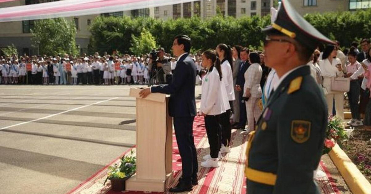 Соңғы қоңырау: Аймағамбетов оқу жылының аяқталуымен құттықтады