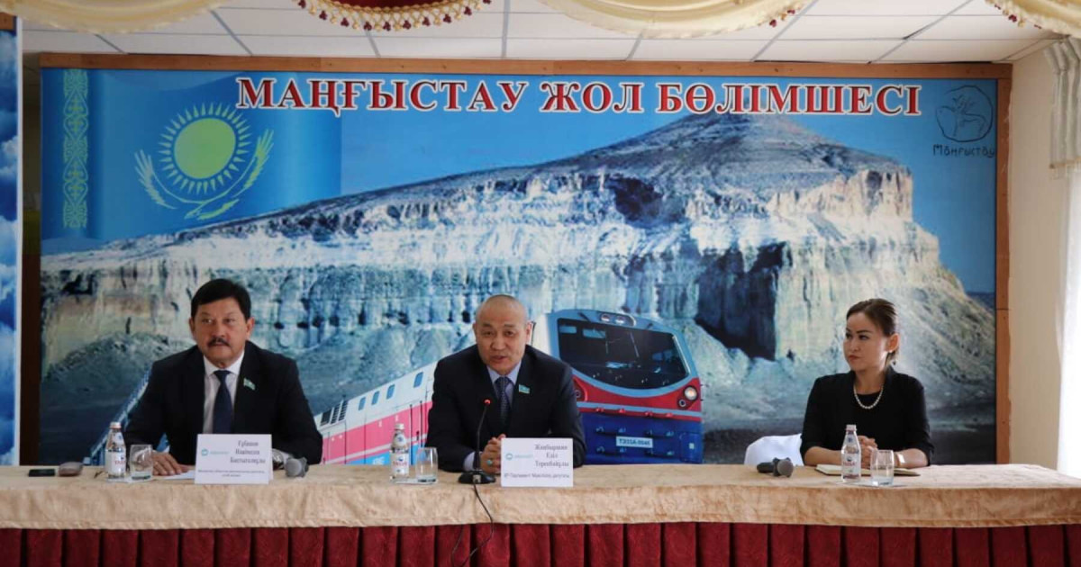 Мәжіліс депутаттары тұрғындарды референдумға қатысуға шақыруда