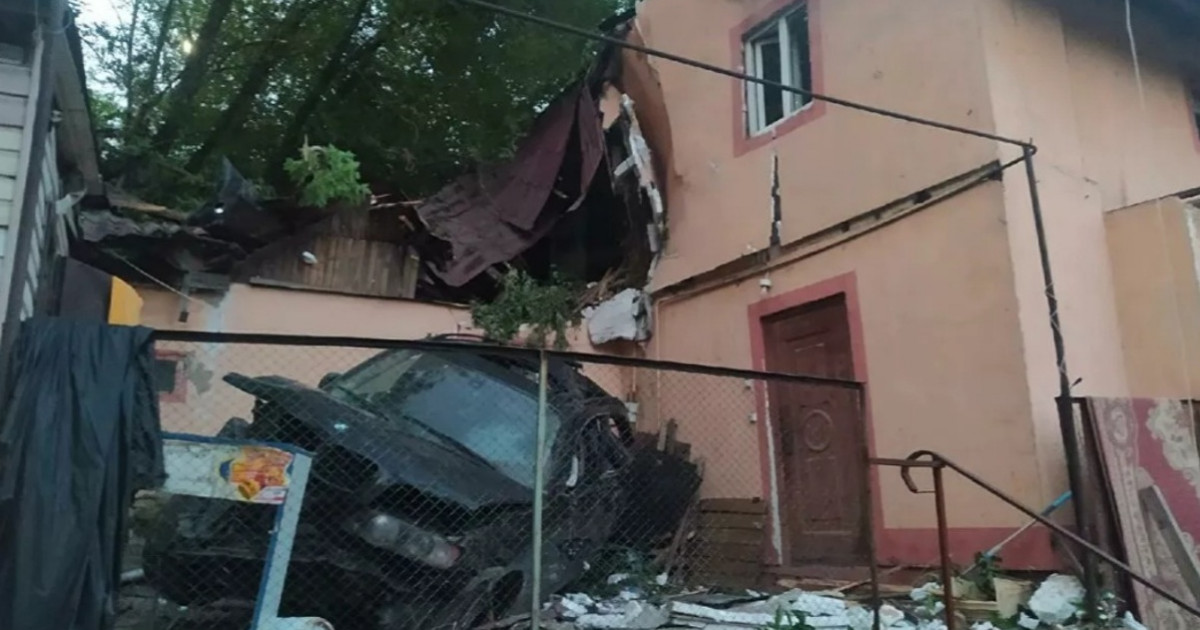 Алматы облысында көлік жер үйдің шатырына құлады